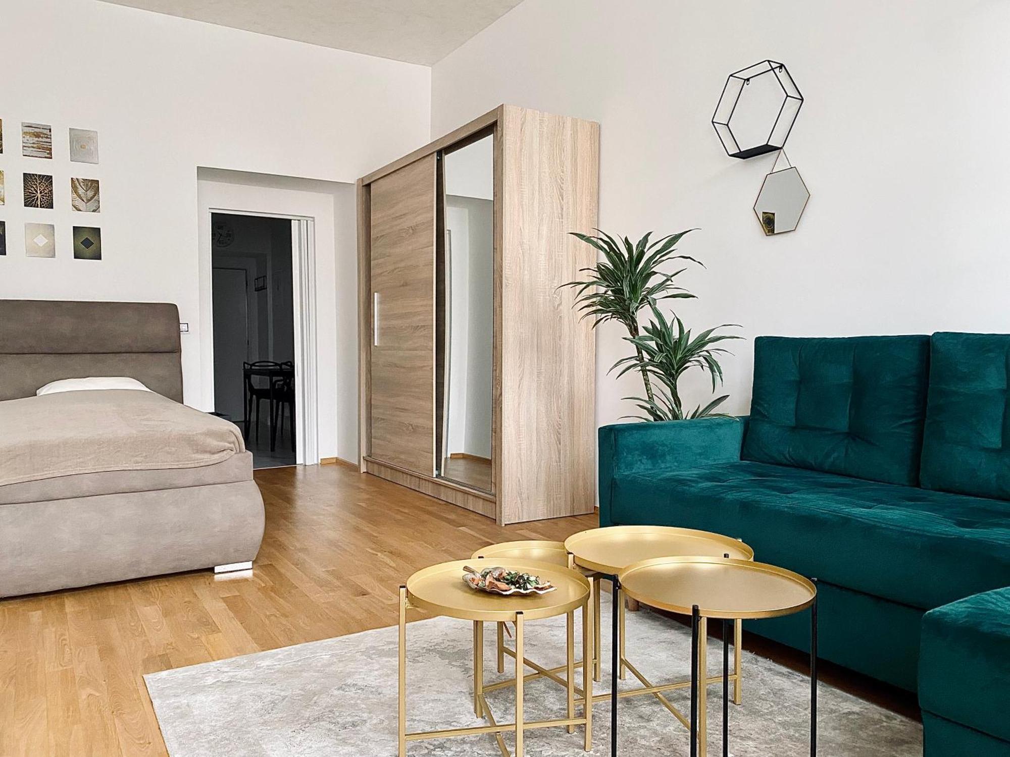Stylish Retreat In A Lively Area Апартаменти